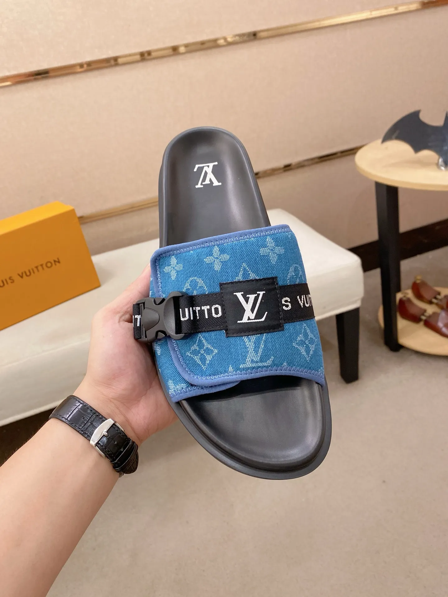Men's shoes💰: 320💰Made by LV🔍Top purchasing agent, men's spring and summer slippers are available at the same counter. The uppers are made of cowhide imported from Italy, with logo graphics and high-quality craftsmanship. Soles: original soles specially provided by the original factory. Exclusive molded soles are super comfortable. Original goods with single order, 🔍🔍high quality, you can enter and exit the counter at will. Welcome to compare, code number 38-44. Can be customized45